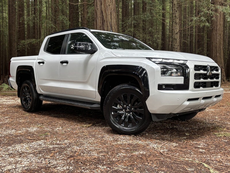 2025 Mitsubishi Triton Dc Vrx 4Wd 6At 2.4Dt image 1