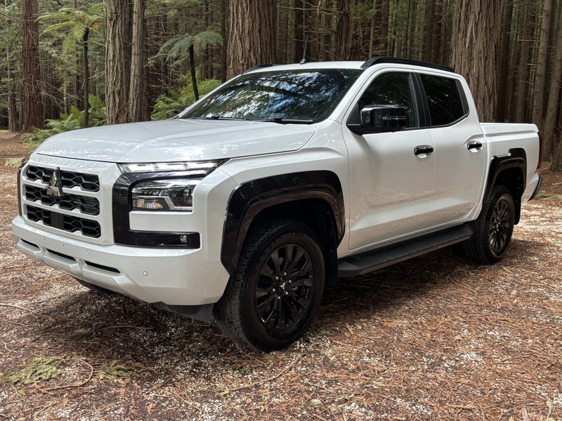 2025 Mitsubishi Triton Dc Vrx 4Wd 6At 2.4Dt image 3