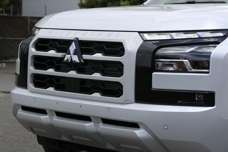 2025 Mitsubishi Triton DC VRX 4WD 6AT 2.4DT image 4