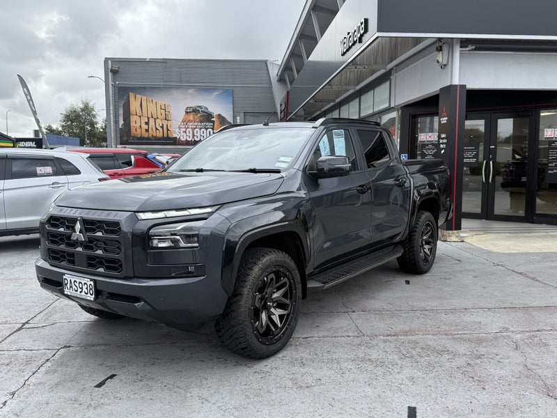 2025 Mitsubishi Triton DC VRX 4WD 6At image 3