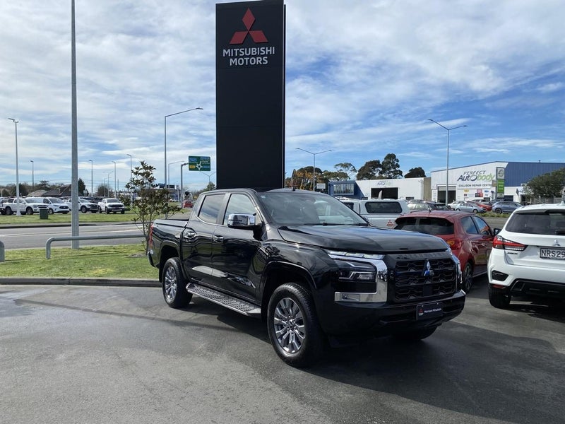2025 Mitsubishi Triton DC WS 2.4D GLXR 2WD 6AT image 1