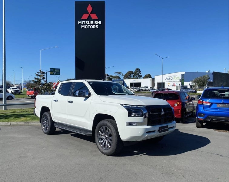 2025 Mitsubishi Triton DC WS 2.4D GLXR 4WD 6AT image 1