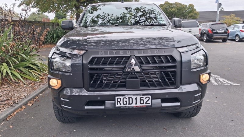2025 Mitsubishi Triton DC WS 2.4D GLXS 4WD 6AT image 3