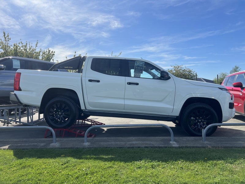 2025 Mitsubishi Triton DC WS 2.4D GLXS 4WD 6AT image 3