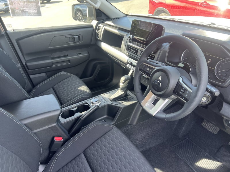 2025 Mitsubishi Triton DC WS 2.4D GLXS 4WD 6AT image 4