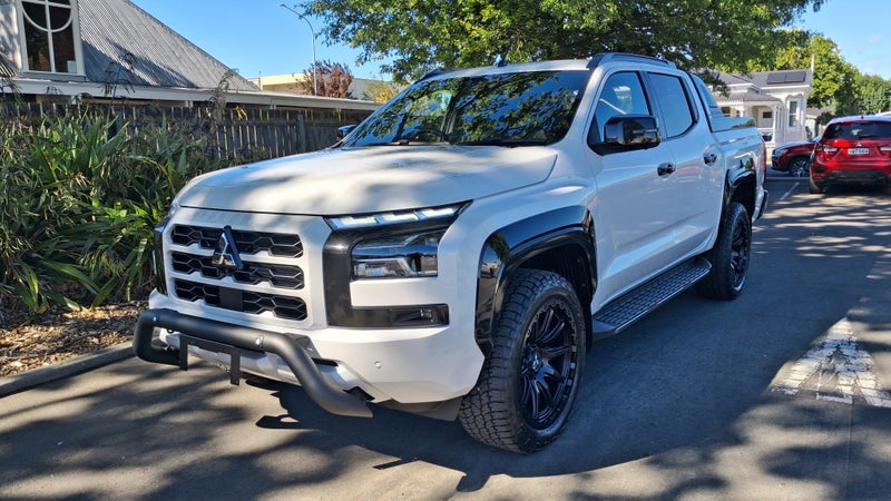 2025 Mitsubishi Triton DC WS 2.4D GSR 4WD 6AT image 3