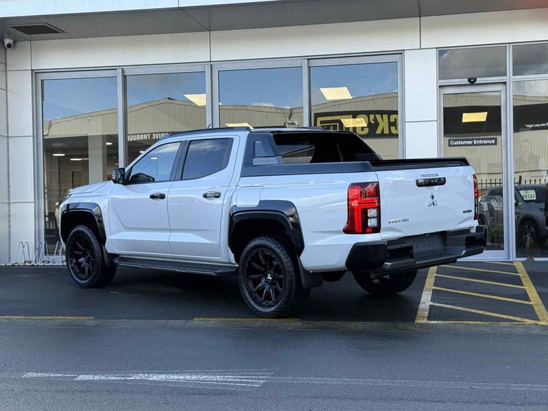 2025 Mitsubishi Triton DC WS 2.4D GSR 4WD 6AT -... image 4