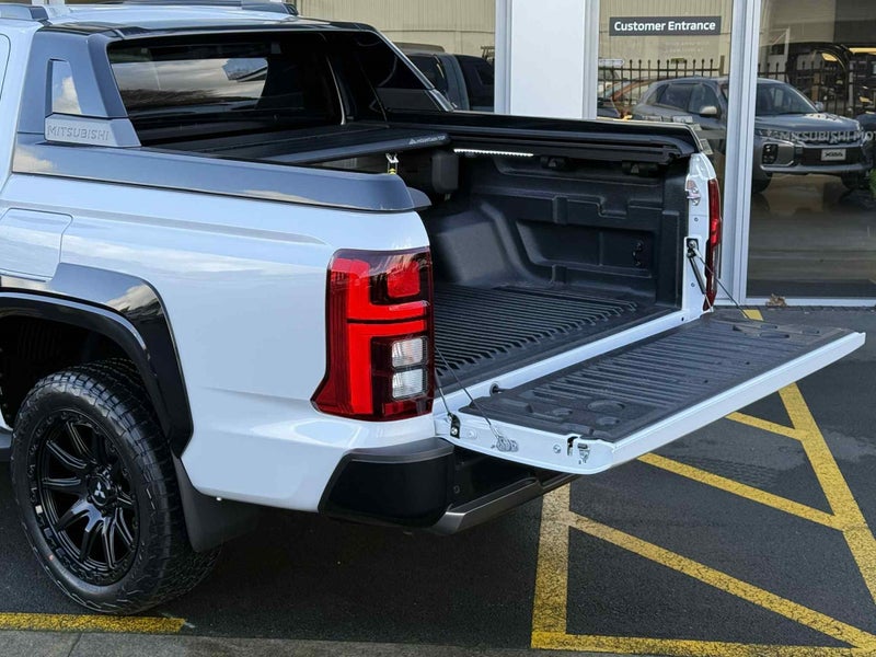 2025 Mitsubishi Triton DC WS 2.4D GSR 4WD 6AT -... image 5