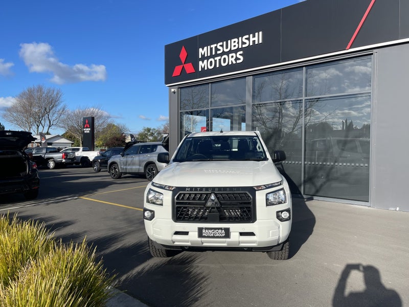 2025 Mitsubishi Triton Double Cab Chassis GLX 4... image 3