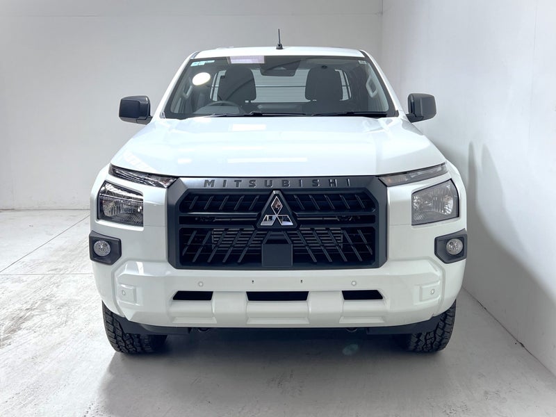 2025 Mitsubishi Triton GLX 4WD 2. 6AT - Club Ca... image 2