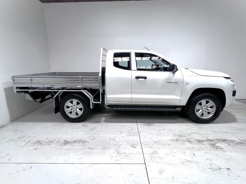 2025 Mitsubishi Triton GLX 4WD 2. 6AT - Club Ca... image 3