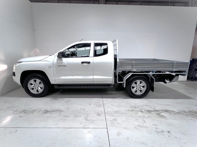 2025 Mitsubishi Triton GLX 4WD 2. 6AT - Club Ca... image 4