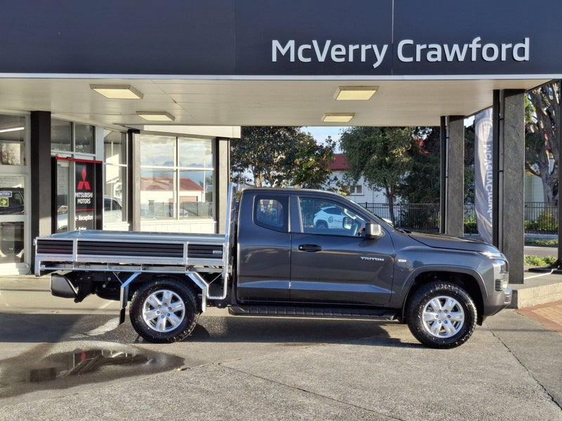 2025 Mitsubishi Triton GLX 4WD 2. 6AT - Club Ca... image 3
