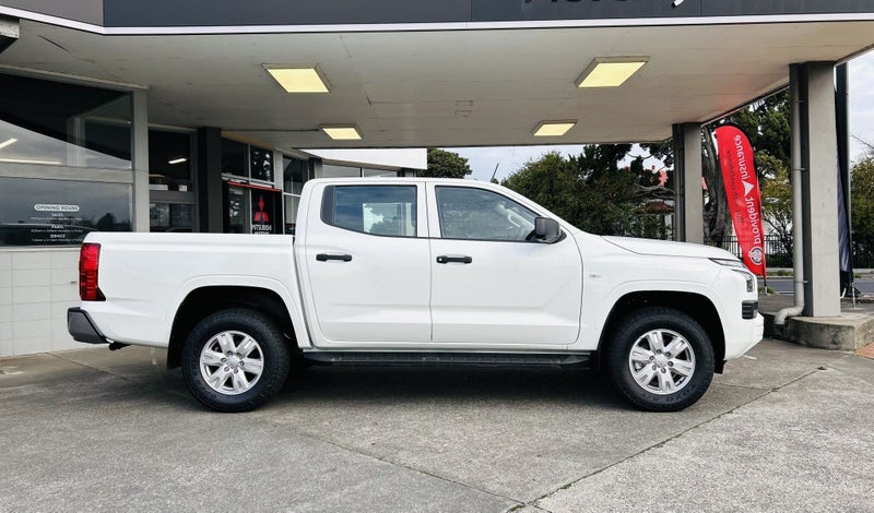 2025 Mitsubishi Triton GLX 4WD - image 4