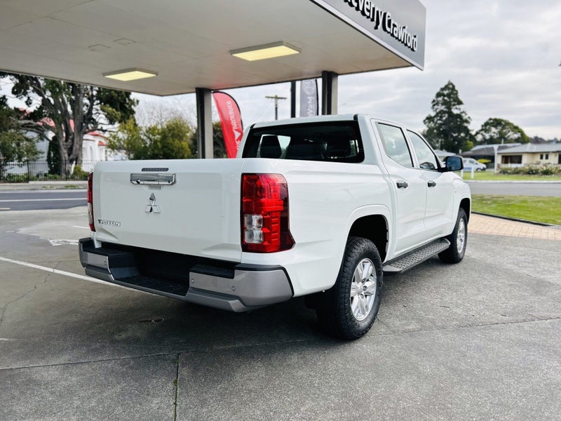 2025 Mitsubishi Triton GLX 4WD - image 5
