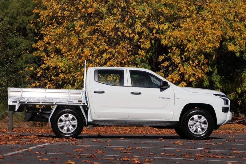 2025 Mitsubishi Triton GLX 4WD AUTO FLAT DECK image 3