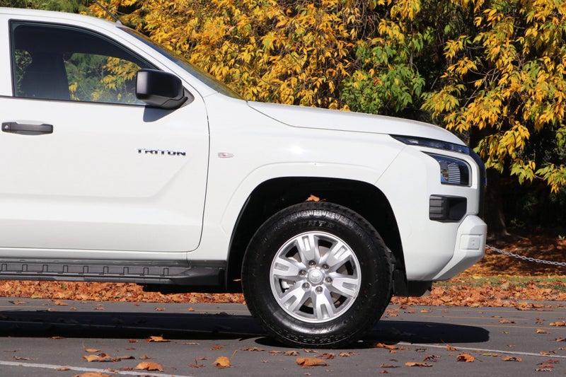 2025 Mitsubishi Triton GLX 4WD AUTO FLAT DECK image 4