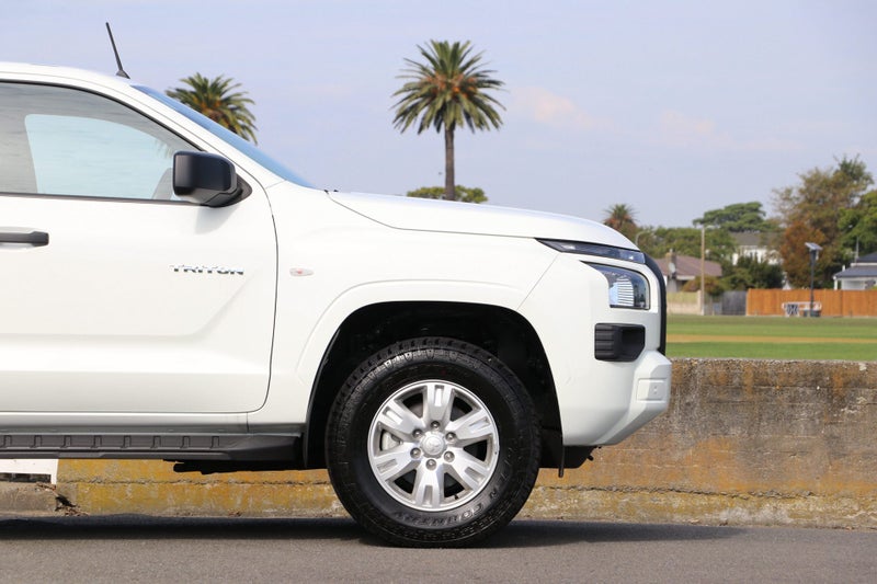 2025 Mitsubishi Triton GLX 4WD FLAT DECK DOUBLE... image 4