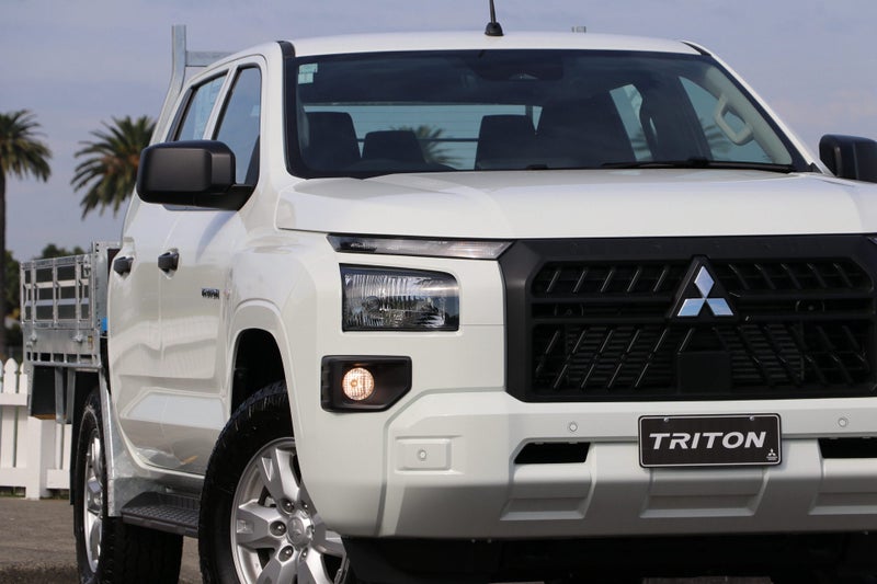 2025 Mitsubishi Triton GLX 4WD FLAT DECK DOUBLE... image 5