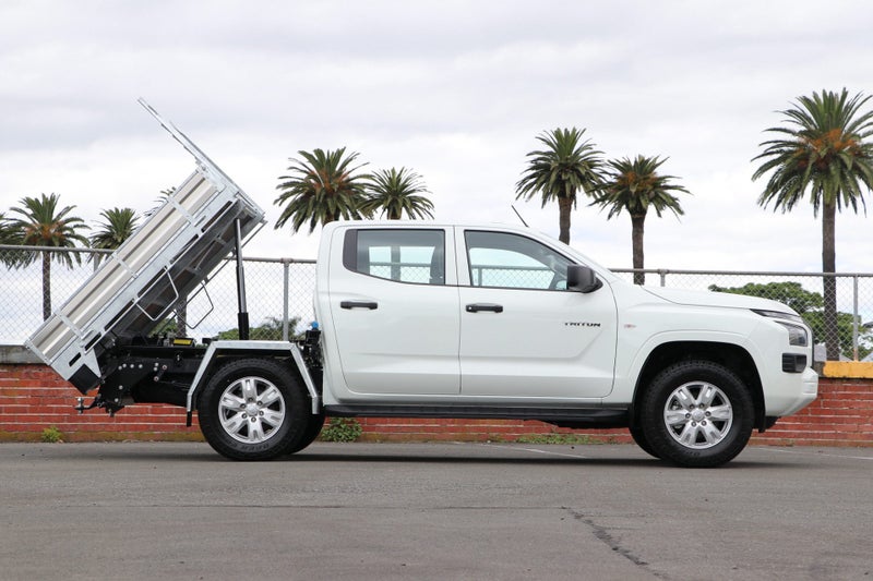 2025 Mitsubishi Triton GLX 4WD FLAT DECK TIPPER image 3