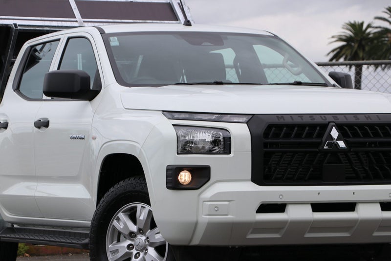 2025 Mitsubishi Triton GLX 4WD FLAT DECK TIPPER image 4