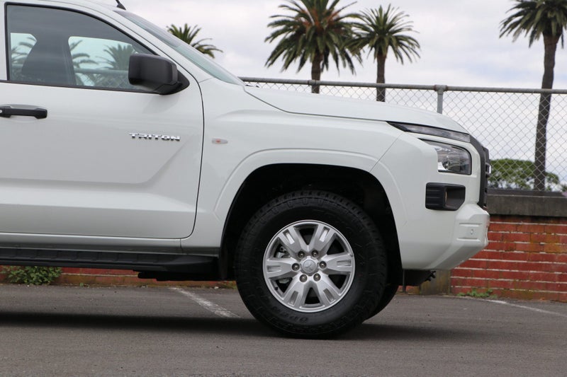 2025 Mitsubishi Triton GLX 4WD FLAT DECK TIPPER image 5