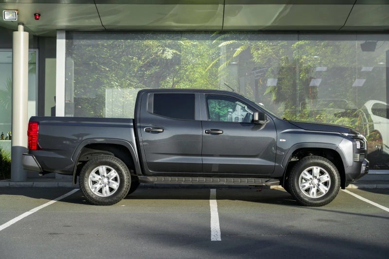 2025 Mitsubishi Triton GLX 4x4 image 2