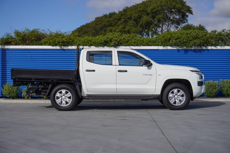 2025 Mitsubishi Triton GLX 4x4 Cab Chassi image 3