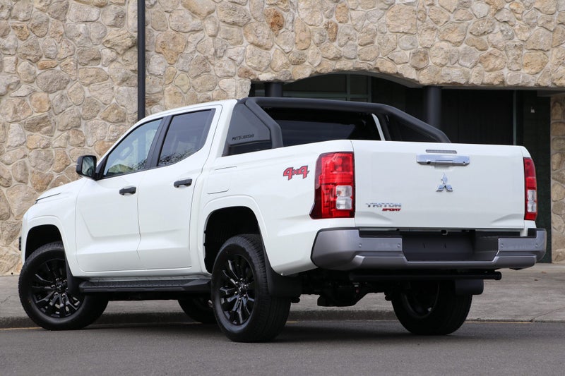 2025 Mitsubishi Triton GLX SPORT 4WD AUTO image 2