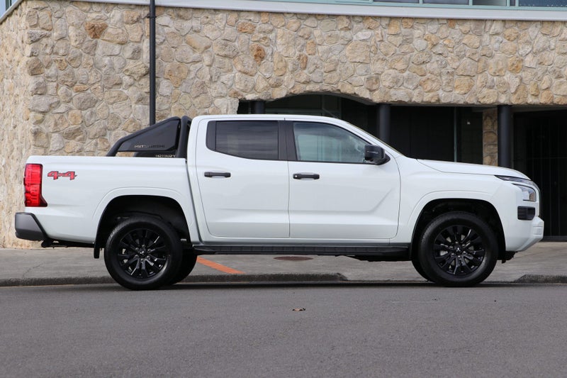 2025 Mitsubishi Triton GLX SPORT 4WD AUTO image 3
