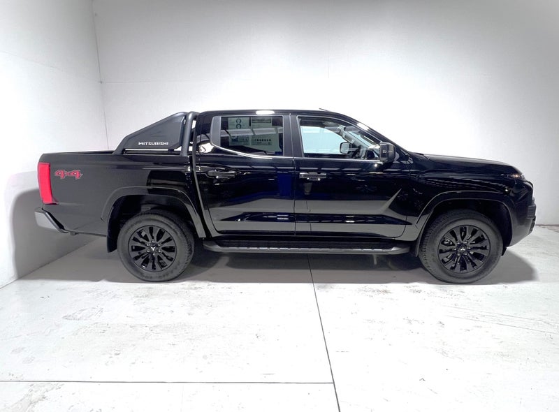 2025 Mitsubishi Triton GLX SPORT 4WD AUTO - LTD... image 3