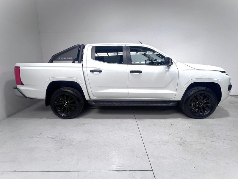 2025 Mitsubishi Triton GLX SPORT 4WD AUTO - LTD... image 3