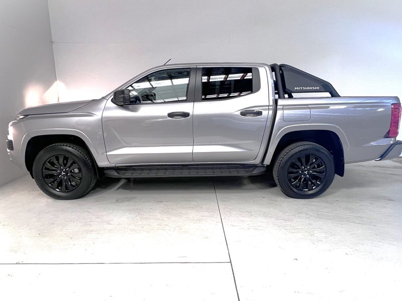 2025 Mitsubishi Triton GLX SPORT 4WD AUTO - LTD... image 4