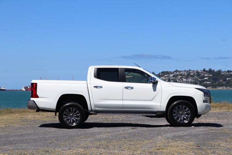 2025 Mitsubishi Triton GLXR 2WD Automatic image 3