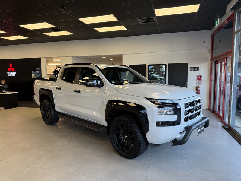 2025 Mitsubishi Triton GSR Dc 4WD 6At image 1