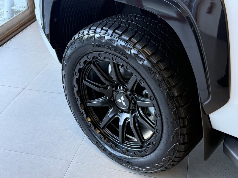 2025 Mitsubishi Triton GSR Dc 4WD 6At image 3