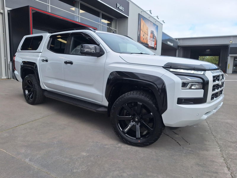 2025 Mitsubishi Triton VRX 4WD image 1