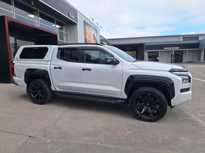 2025 Mitsubishi Triton VRX 4WD image 2