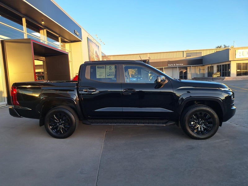 2025 Mitsubishi Triton VRX 4WD image 2