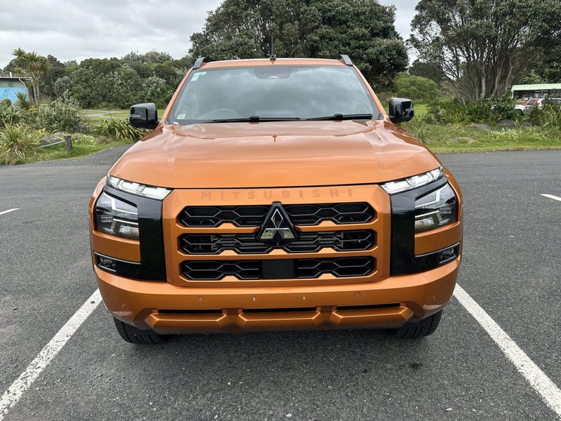 2025 Mitsubishi Triton VRX 4WD image 3