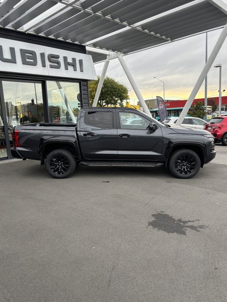 2025 Mitsubishi Triton VRX 4WD double cab image 3