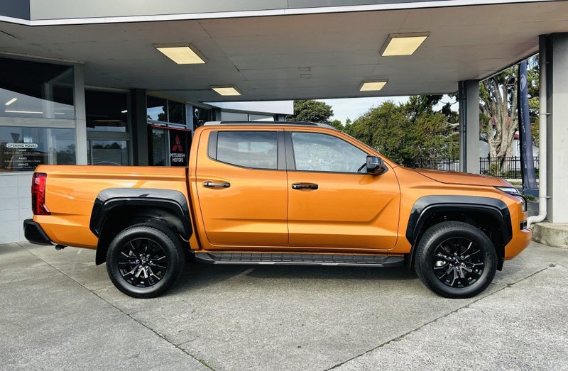 2025 Mitsubishi Triton VRX 4WD - Free Beast pack image 3