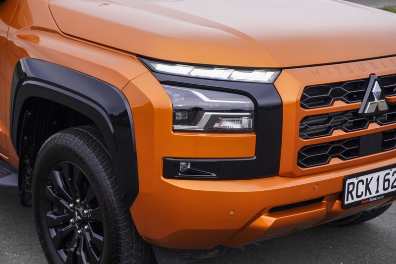 2025 Mitsubishi Triton VRX 4x4 auto image 4