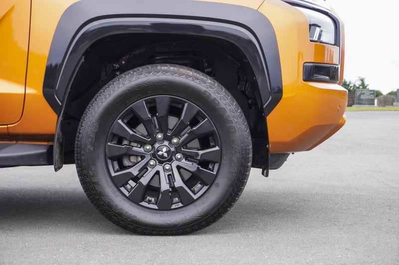 2025 Mitsubishi Triton VRX 4x4 auto image 5