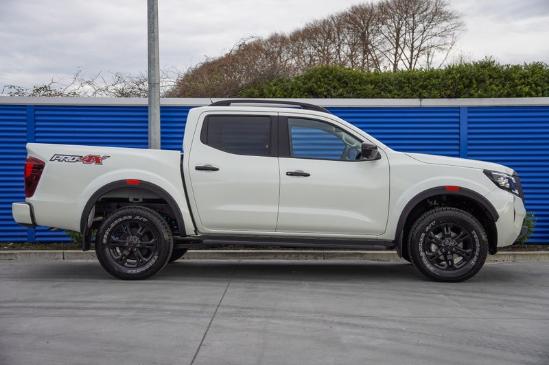 2025 Nissan Navara Pro-4X 4x4 auto image 3