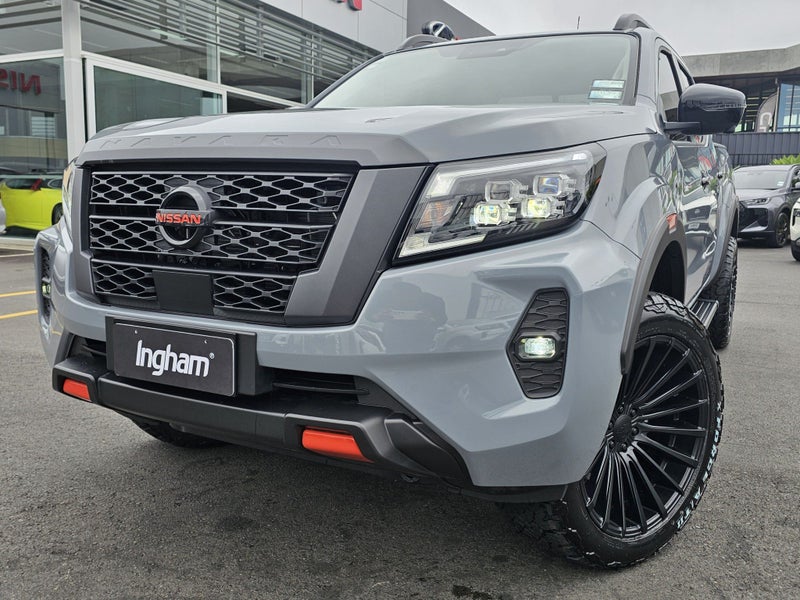 2025 Nissan Navara PRO-4X BLACK EDITION image 2