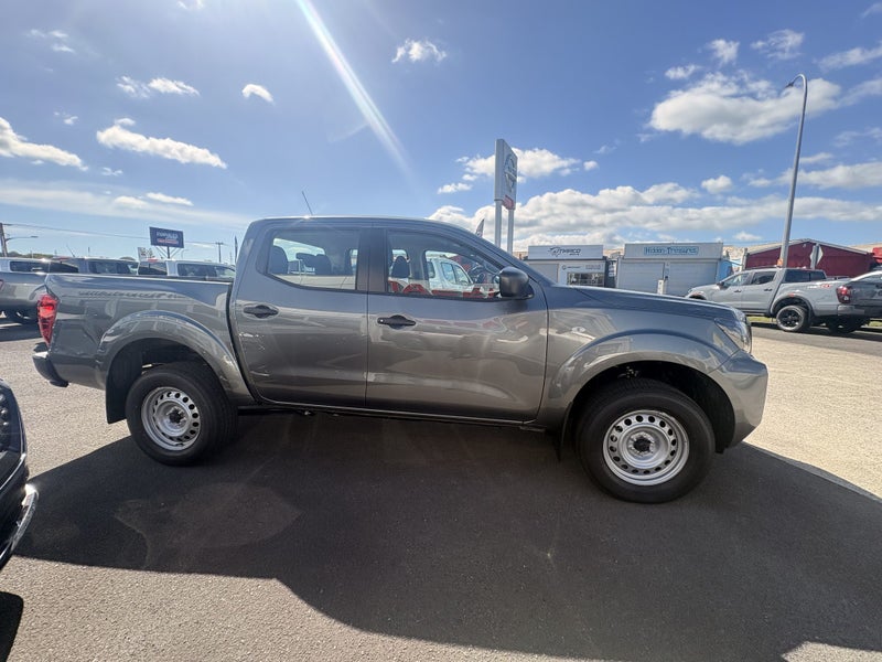 2025 Nissan Navara SL 4WD image 2