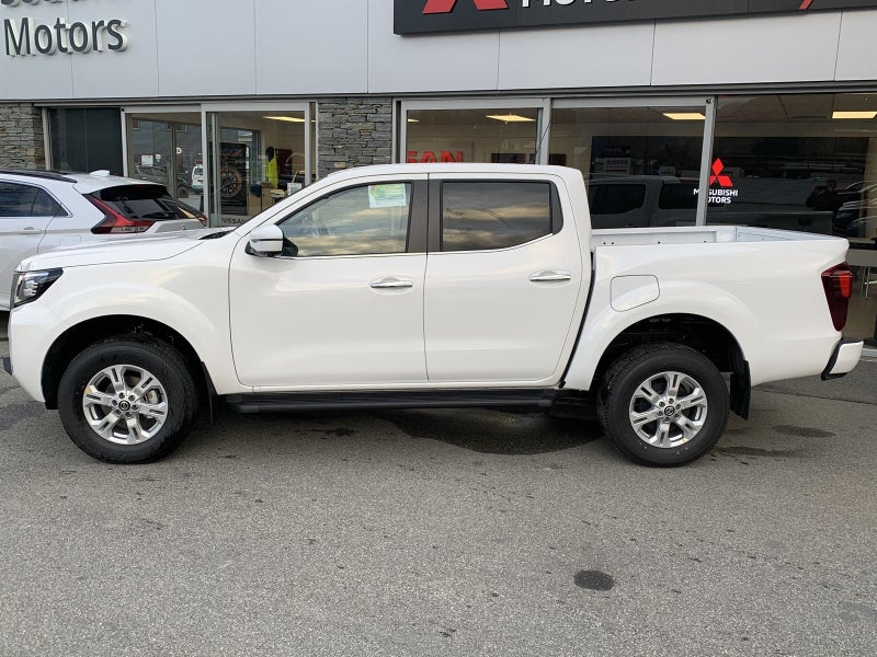 2025 Nissan Navara ST 4WD image 2