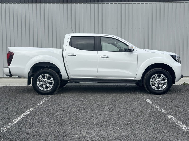 2025 Nissan Navara ST 4WD image 2