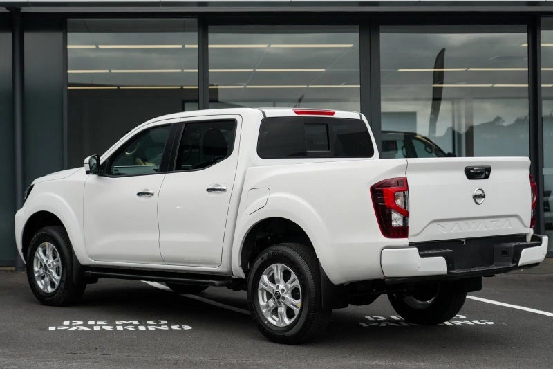 2025 Nissan Navara ST 4x4 auto image 2